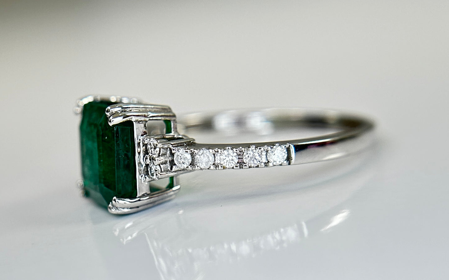 Beautiful Natural Emerald 2.30 CT With Natural Diamonds & 18k Gold