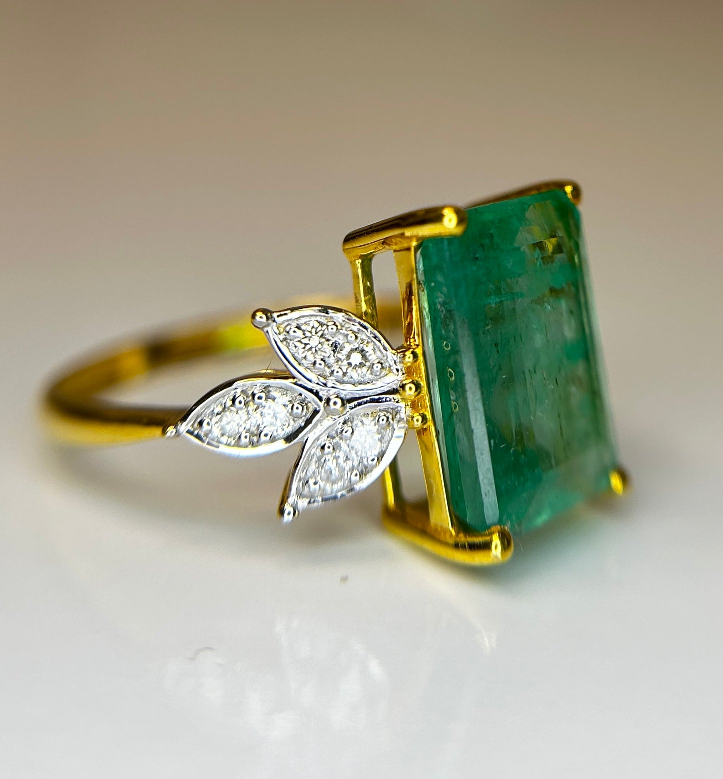 Beautiful Natural Emerald 4.32 CT With Natural Diamonds & 18k Gold