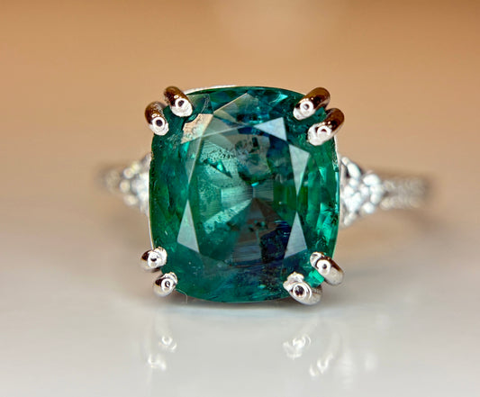 Beautiful Natural Emerald 4.75 CT With Natural Diamonds & 18k Gold