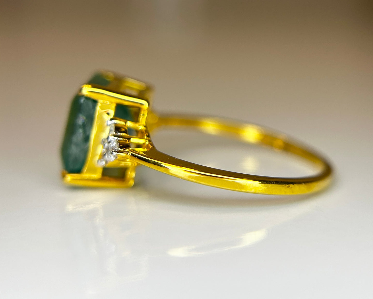 Beautiful Natural Emerald 3.25 CT With Natural Diamonds & 18k Gold