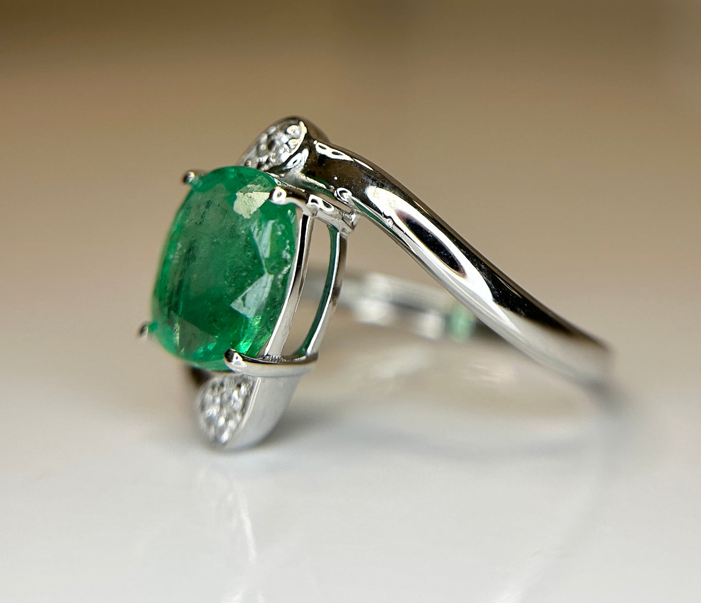 Beautiful Natural Emerald 2.19 Ct With Natural Diamonds & 18k Gold