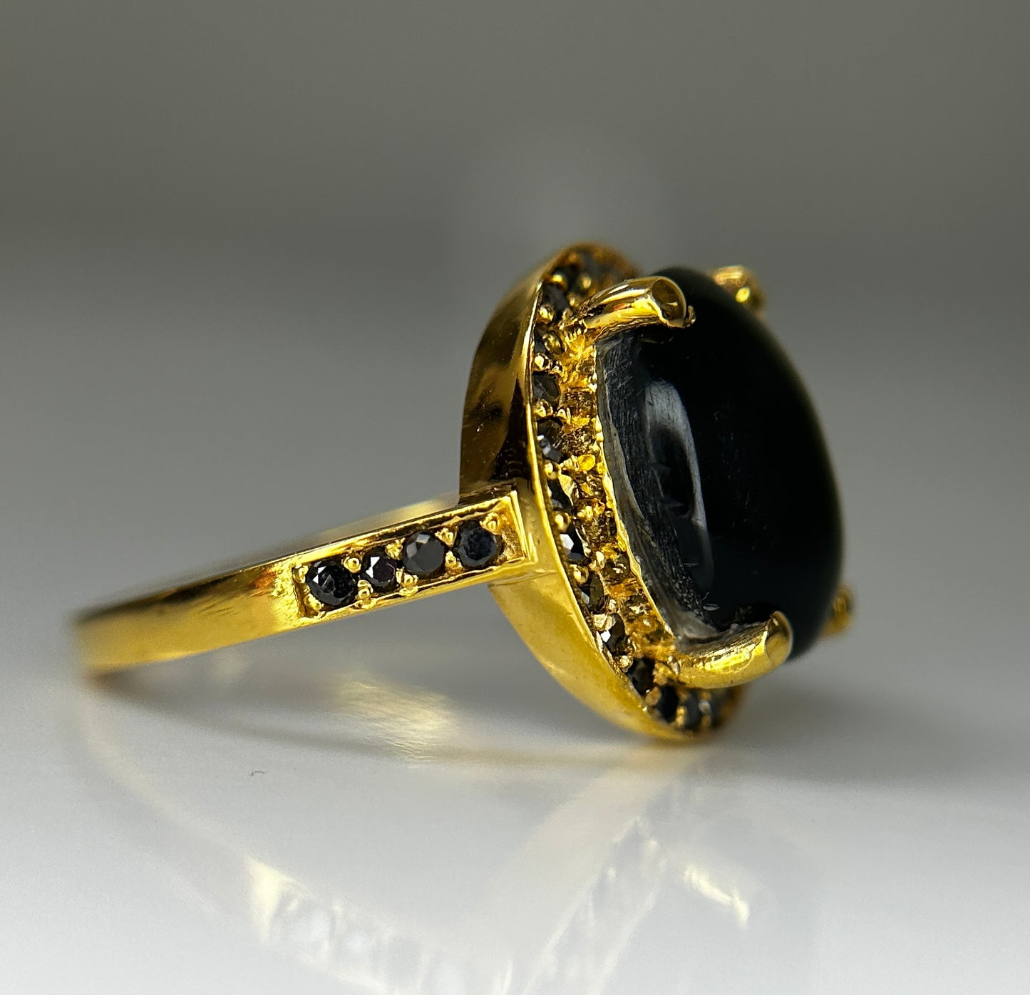 Beautiful Natural 3.05ct Cat’s Eye Ring With Natural Black Diamonds and 18k Gold