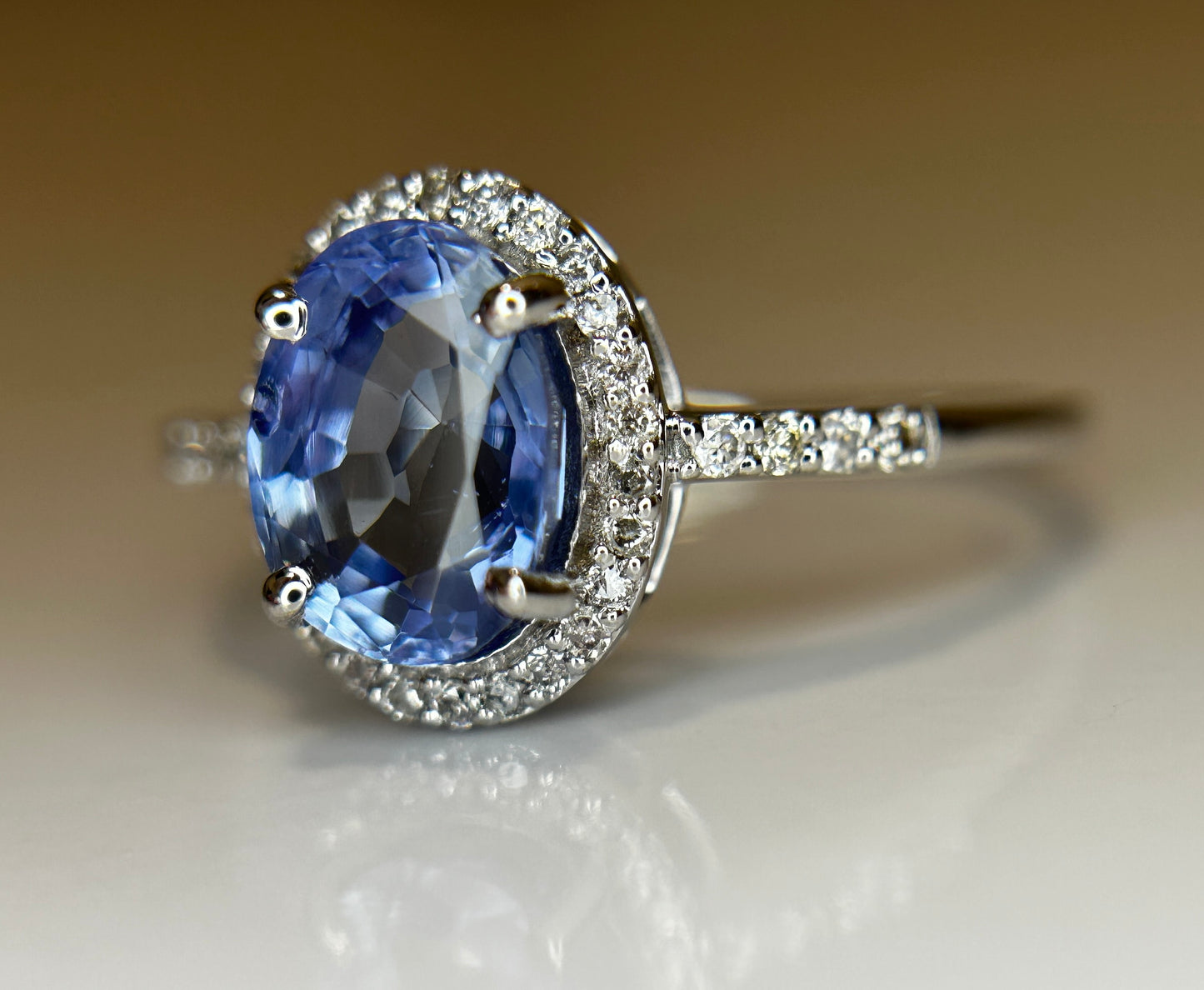 Beautiful 1.73CT Unheated Ceylon Cornflour Blue Sapphire Diamonds & 18k Gold