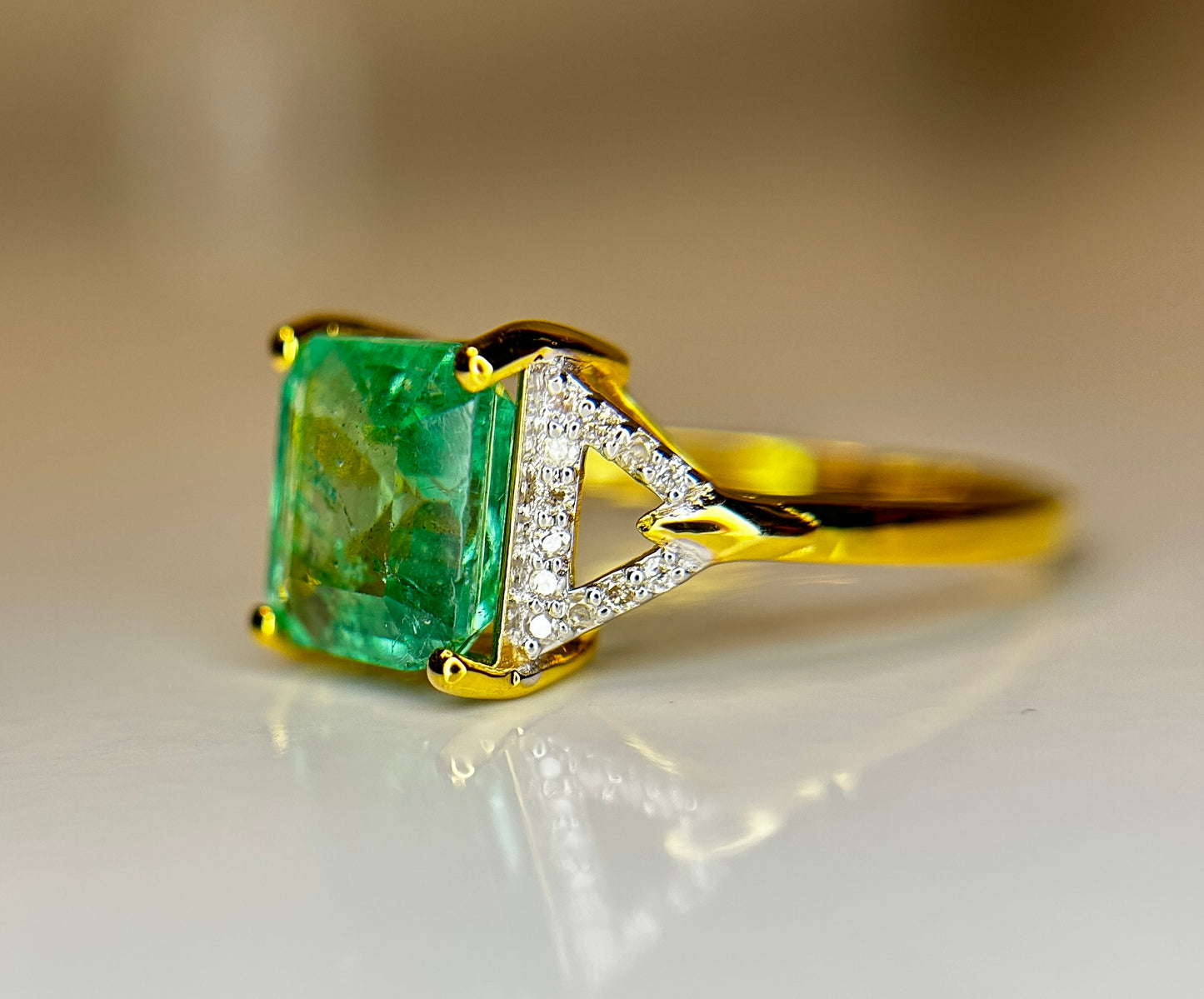 Beautiful Natural Emerald 2.21 CT With Natural Diamonds & 18k Gold